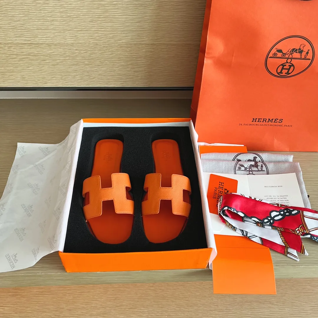 👟👟Ex-factory price 480👟👟Hermès) The packaging has been upgraded, and the layout and workmanship materials have been upgraded. Hermes®🔴Handmade Shoes👟👟 👟👟 Product Hermes Slippers🐎 —————————— The 2023 early spring new model is the same as the original version, purely handmade by masters! ❥High-end customization, exclusive products, industry❥Using: Hermers upper: Italian imported cowhide + original custom-grade Australian sheepskin feet + genuine leather outsole (pursuing walking comfort) 👟👟 ~~〰〰〰〰❥ Packaging: ✔🚦Pay attention to the exclusive packaging 〰Original quality on sale━━━━Hermes━━━━━ size: 35-40 (34.41.42 custom-made, non-refundable)